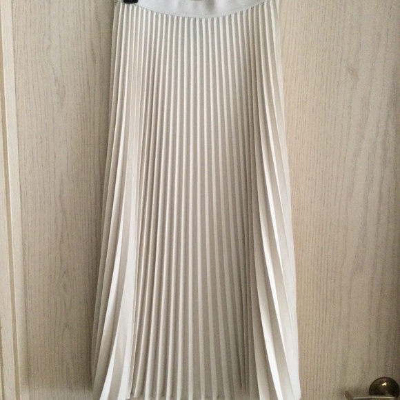 NWOT H&M Cream Pleated Skirt, Size S - Picture 1 of 1